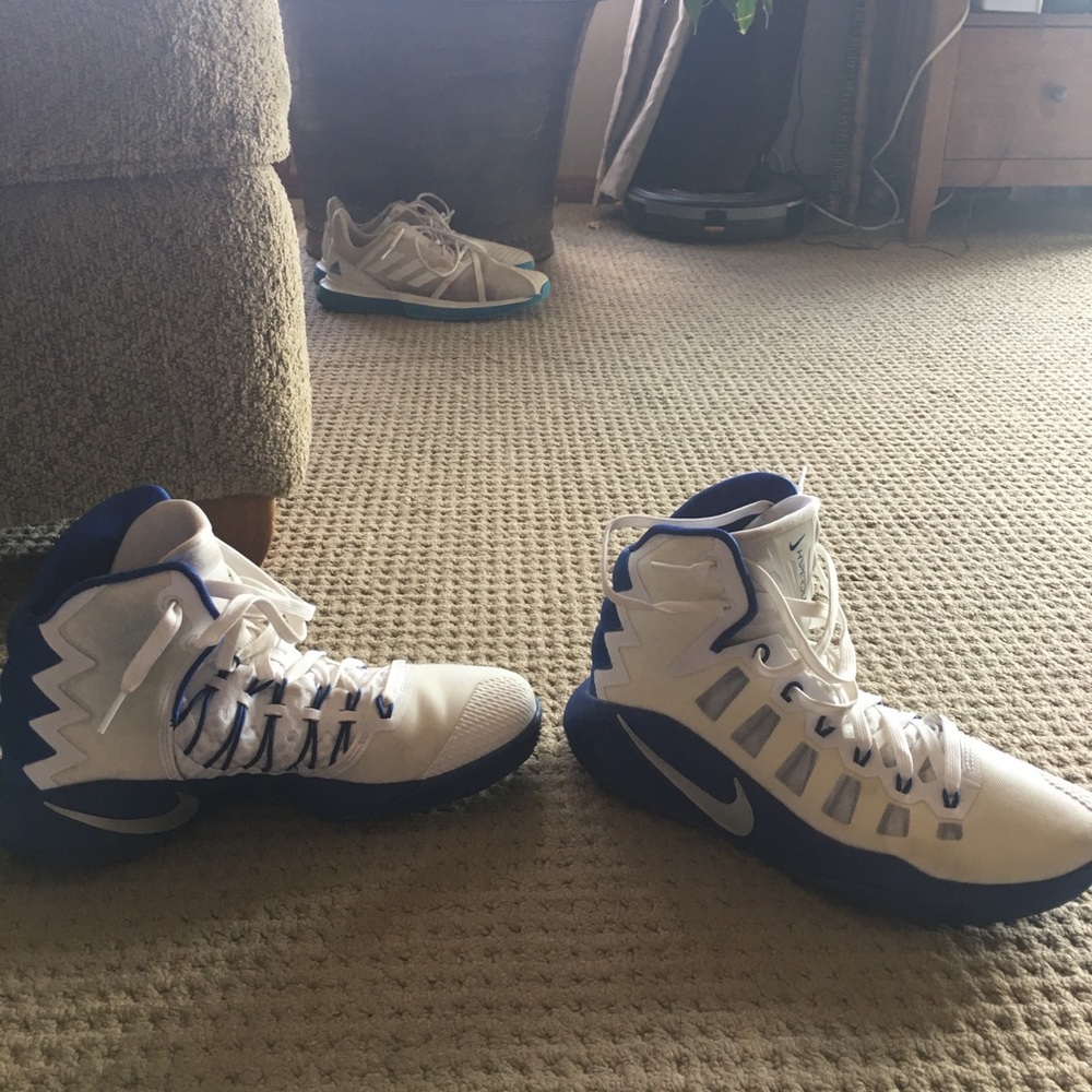 2016 Nike Hyperdunk Basketball shoe size 8.5